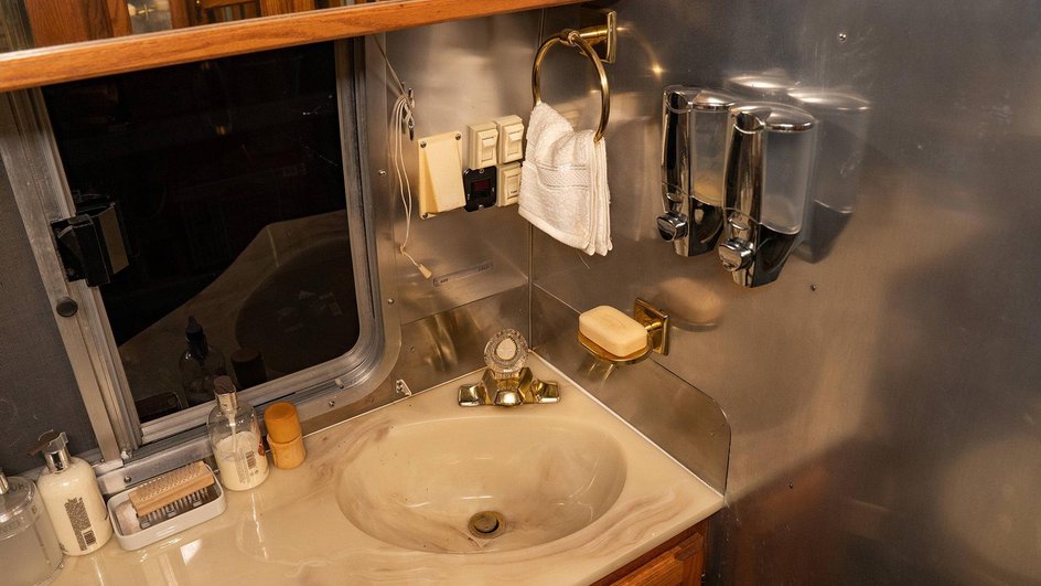 В Великобритании продают кемпер Airstream, простоявший 20 лет в сарае В Великобритании продают кемпер Airstream, простоявший 20 лет в сарае