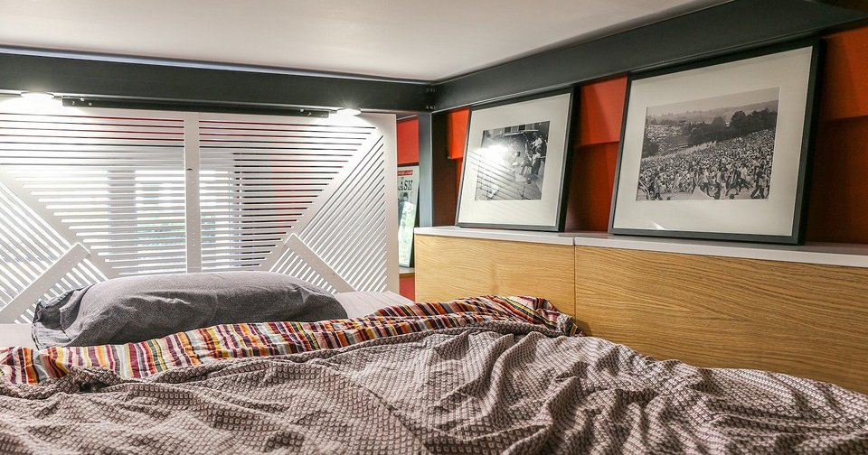 5 интерьеров со спальней на антресоли (и насколько это удобно?)