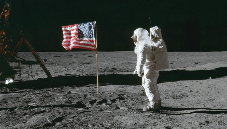 Астронавт Базз Олдрин возле установленного на поверхности Луны флага США. Фото: NASA