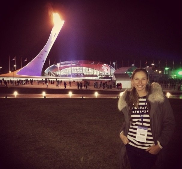 Осадчая позировала возле Олимпийского огня