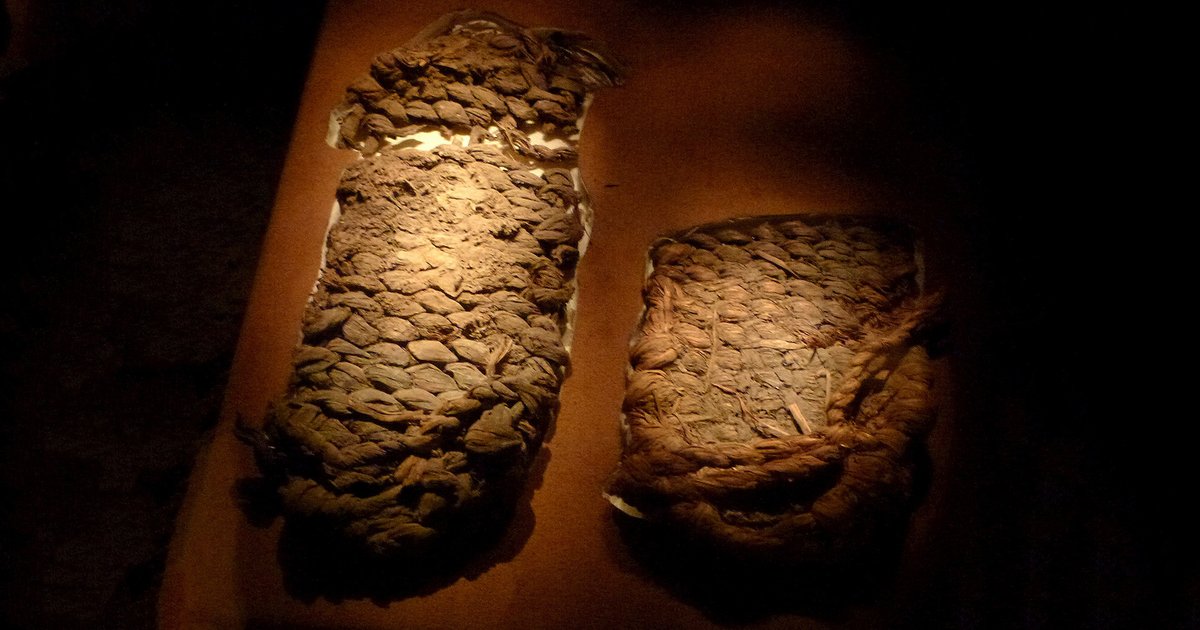Люди начали носить обувь десятки или сотни тысяч лет назад
