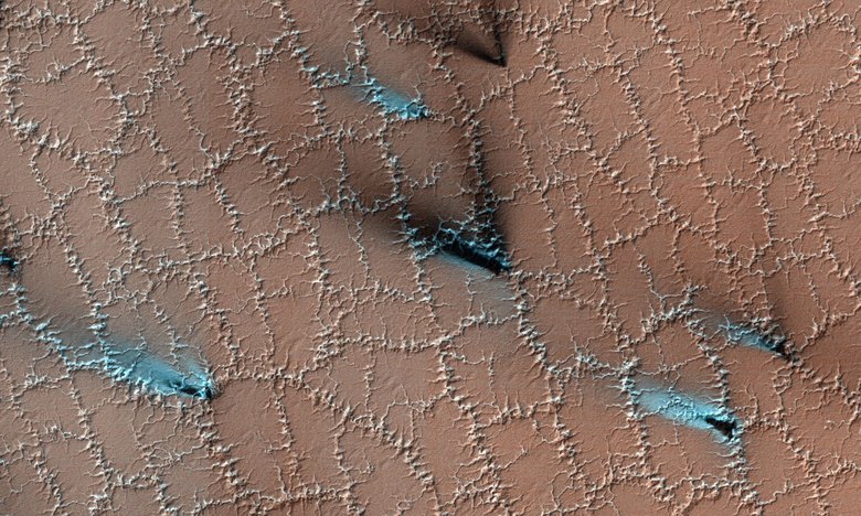 Многоугольники на Марсе, снятые камерой HiRISE на орбитальном аппарате Mars Reconnaissance Orbiter. Фото: NASA