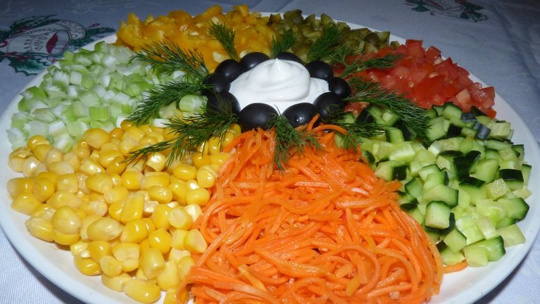 Салат с мясом индейки, грибами и морковкой
