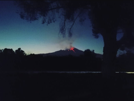 Сейчас Этна снова активизировалась. Вулкан выбросил столб пепла на высоту 9км. Воздушное пространство в районе вулкана закрыто. Фото: Instagram @zancle_757 / @pierobertino58 / @guidetna.it / @davide_81_