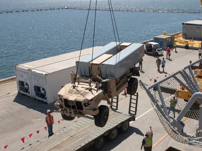 Военная машина подвешена на кране Военная машина подвешена на кране