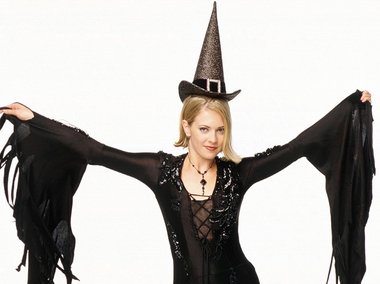 Slide image for gallery: 15335 | Разумеется, ведьминская тема была популярна только в Хеллоуины, а вот повседневные наряды Сабрины копировали круглый год.  | Фото: Legion-media.ru