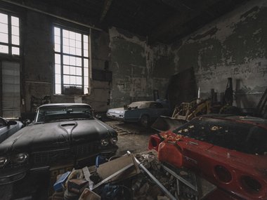 slide image for gallery: 26620 | В здании заброшенной школы нашли редкие автомобили
