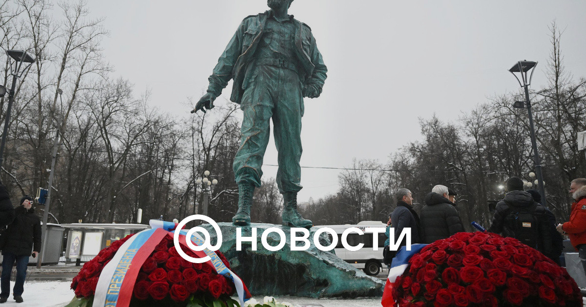 Президент Кубы возложил цветы к памятнику Фиделю Кастро в Москве