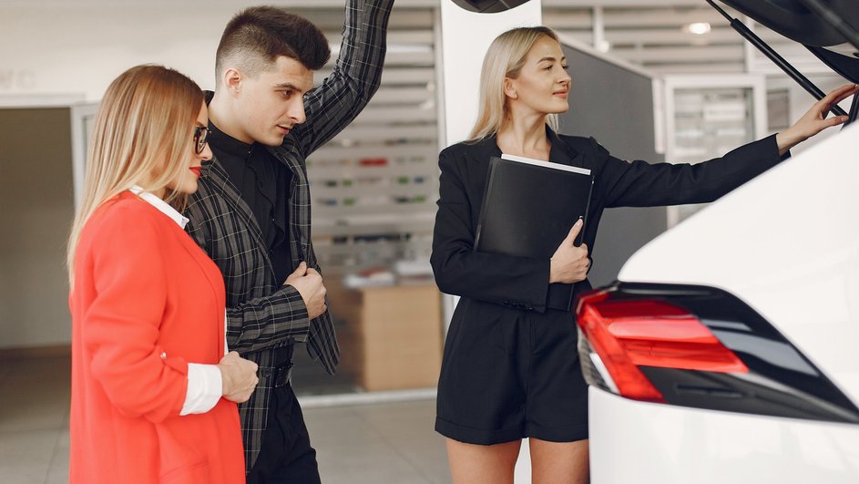 Семейная пара выбирает автомобиль в кузове хэтчбек
