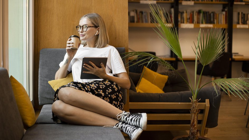 Девушка в очках с книгой Девушка в очках с книгой