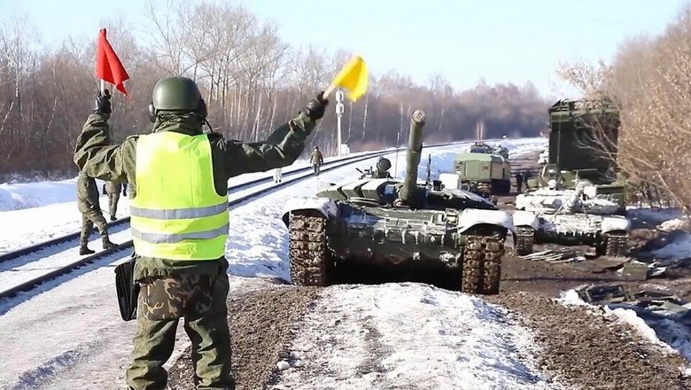 Служащий ЖДВ сигнализирует танку об остановке.