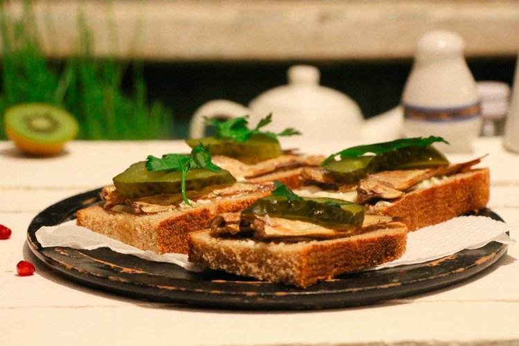Бутерброды со шпротами и огурцом - рецепт с фотографиями - Patee. Рецепты