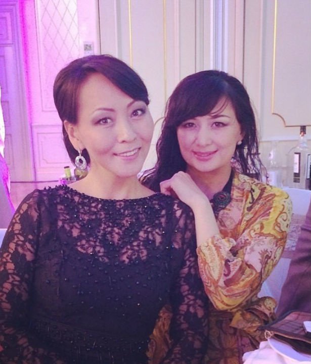 Мадина Садвакасова (справа) с телеведущей Айгуль Иманбаевой