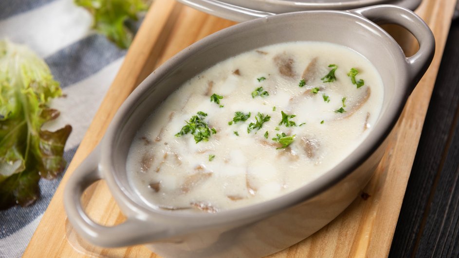 Говяжьи почки в сметане лежат в глубокой тарелке