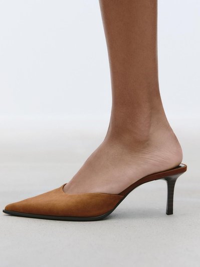 Женщина в мюлях фирмы Zara крупным планом Женщина в мюлях фирмы Zara крупным планом