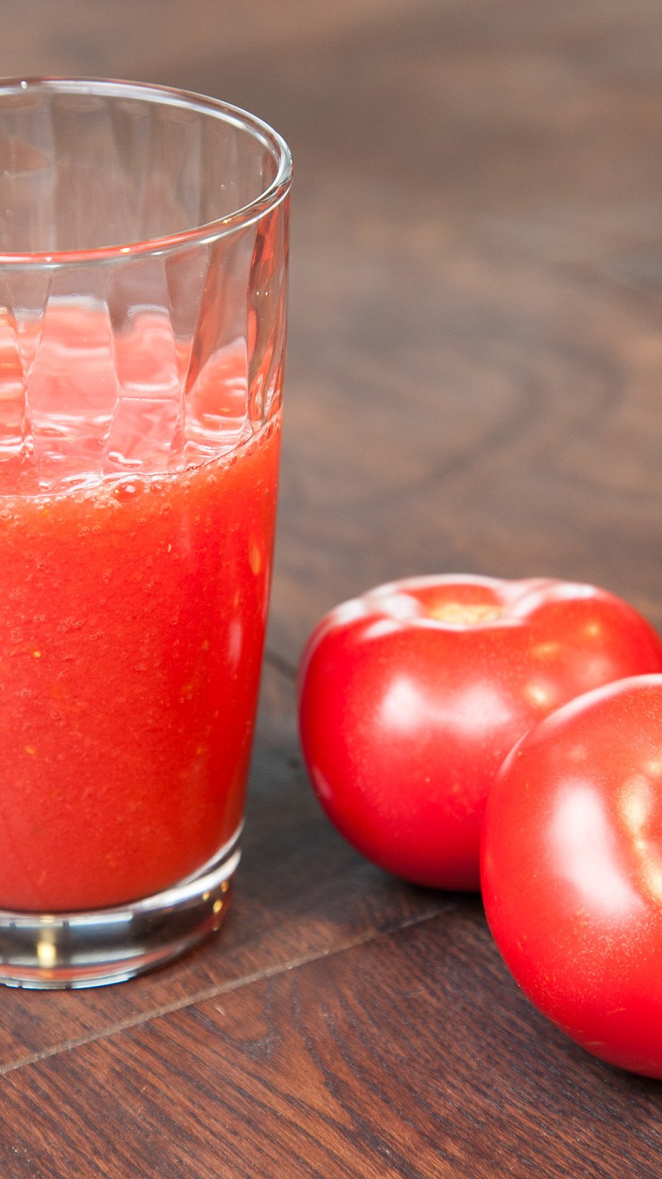 Томатный сок с сельдереем. Сок, томатный, коктейль, помидоры. Томатный сок с базиликом. Сок Биола томатный.
