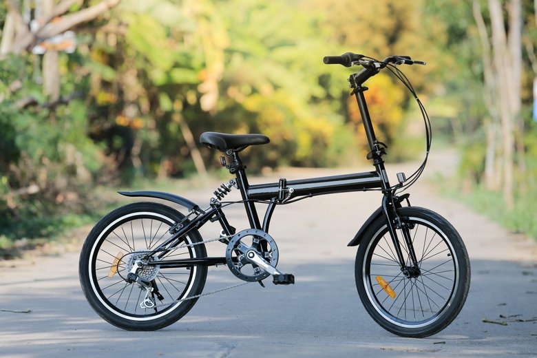 Городские велосипеды отличаются прямой посадкой — на них сидишь как на табуретке