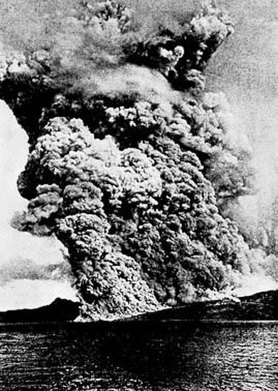 Извержение Мон-Пеле в 1902 году. Фото: Wikimedia /  А.А.Яковлев &quot;Жизнь Земли&quot;