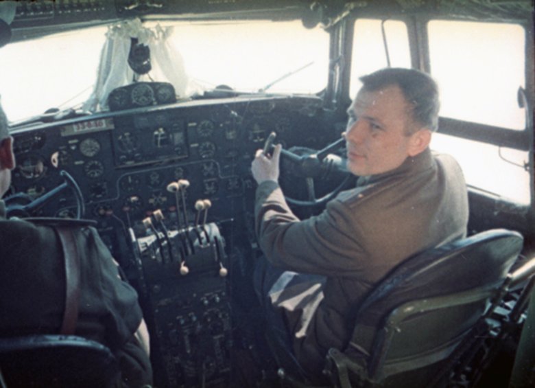 Юрий Гагарин за штурвалом самолета во время тренировочного полета. Фото: РГАНТД