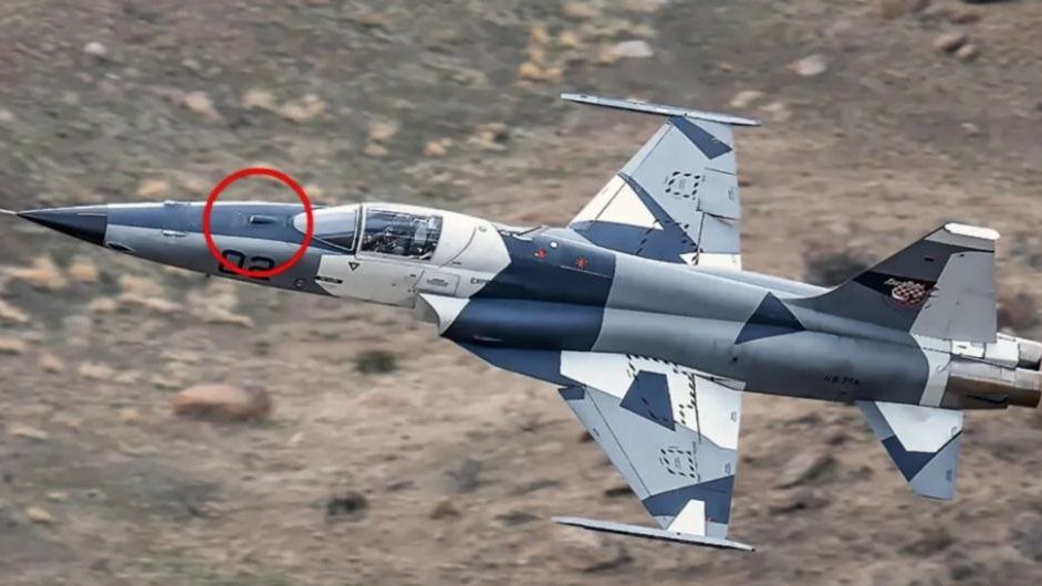Самолет TacAir F-5AT Agressor, оснащенный датчиком TaclRST Самолет TacAir F-5AT Agressor, оснащенный датчиком TaclRST