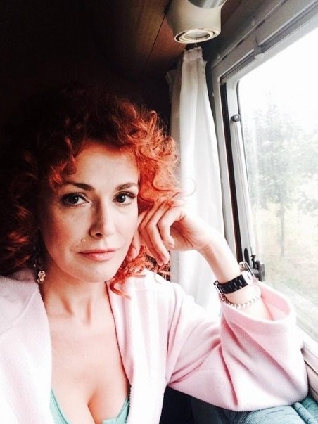 Ольга Сумская перекрасила волосы в рыжий цвет