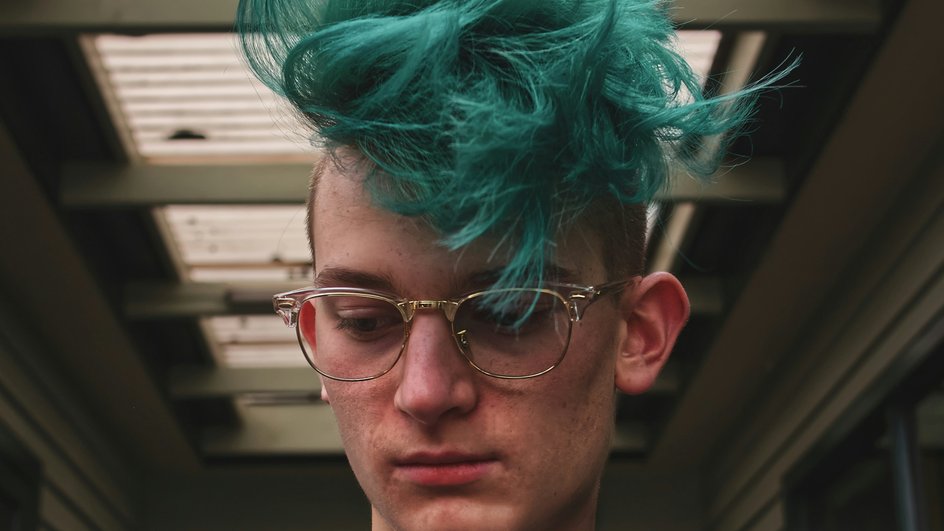 молодой человек с синими волосами