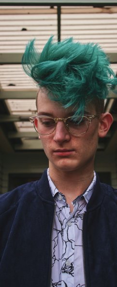 Молодой человек с голубыми волосами