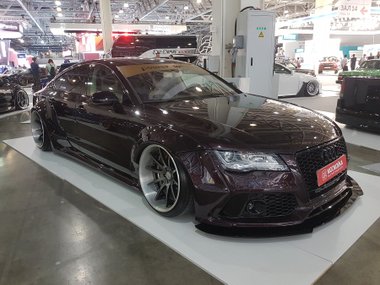 slide image for gallery: 23730 | Неформалы московской автомобильной выставки. Audi, BMW и Mercedes-Benz
