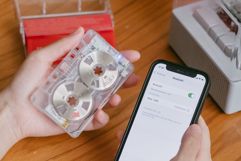 Кто мог догадаться, что в 2022 году люди додумаются подключать смартфон к кассетам. Фото: Kickstarter