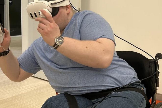 Мужчина в инвалидном кресле и VR-шлеме Мужчина в инвалидном кресле и VR-шлеме
