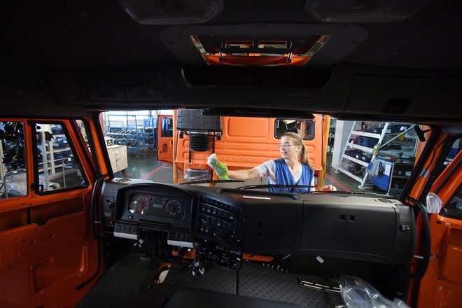 Работница на линии сборки кабин грузового автомобиля КамАЗ 43118 на заводе ПАО "КамАЗ" Работница на линии сборки кабин грузового автомобиля КамАЗ 43118 на заводе ПАО "КамАЗ"
