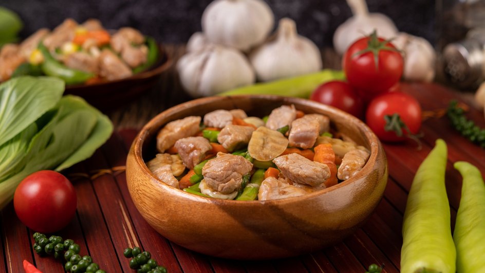 Тушеное мясо с овощами в горшочке Тушеное мясо с овощами в горшочке