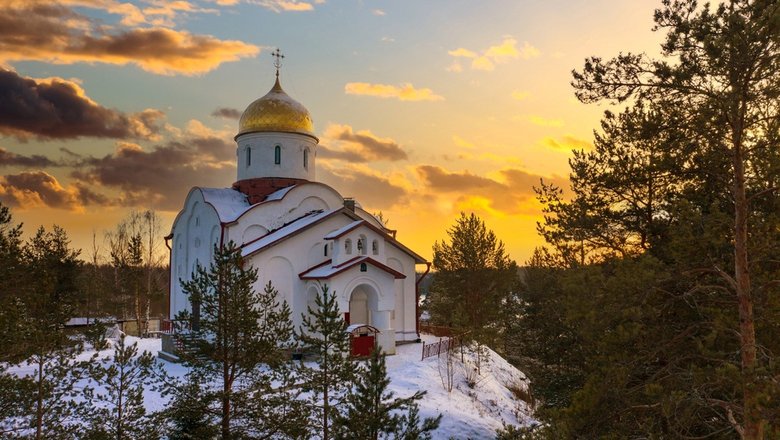 Церковь на пригорке в Михайлов день.