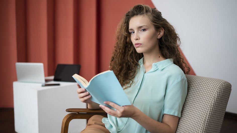 Девушка с книгой Девушка с книгой