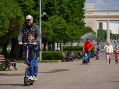 На электросамокате вдвоем