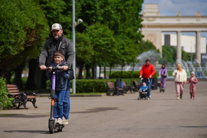 На электросамокате вдвоем