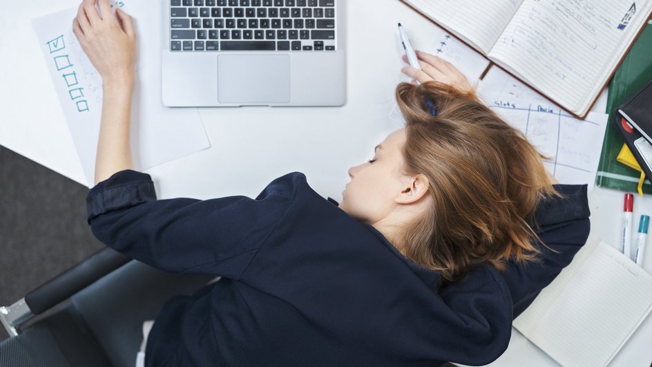 Девушка уснула за работой Девушка уснула за работой