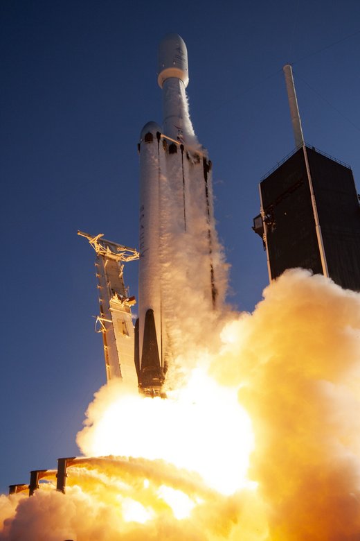 Момент отрыва ракеты Falcon Heavy от пусковой платформы. Фото: Wikimedia / Official SpaceX Photos / CC0