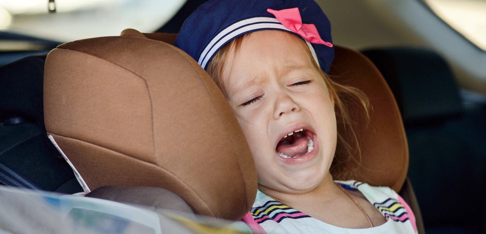 Ребенок плачет в автокресле