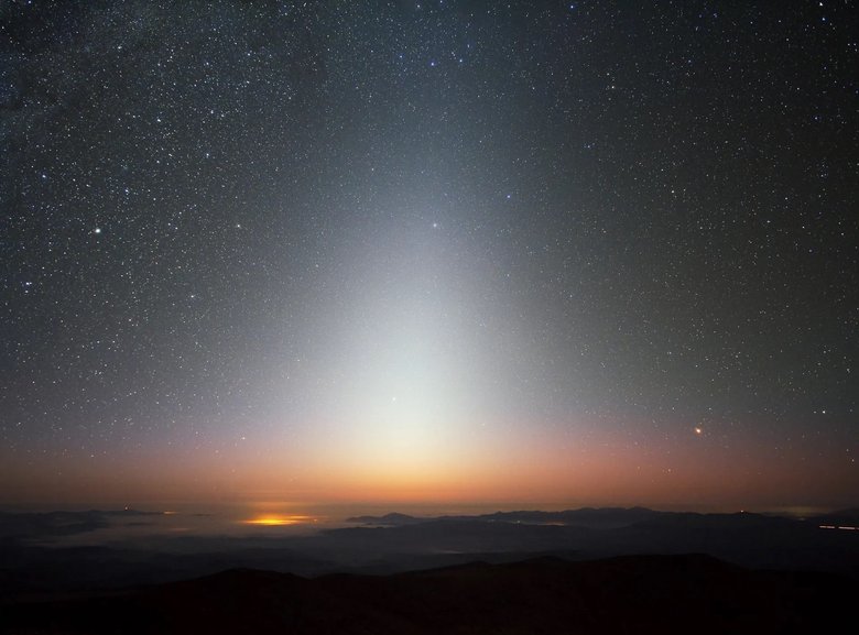 Астрономы изучают странное свечение в космосе. Фото: newatlas.com