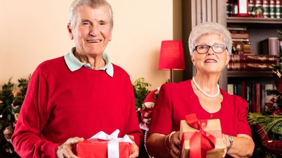 Мужчина и женщина держат подарки.
