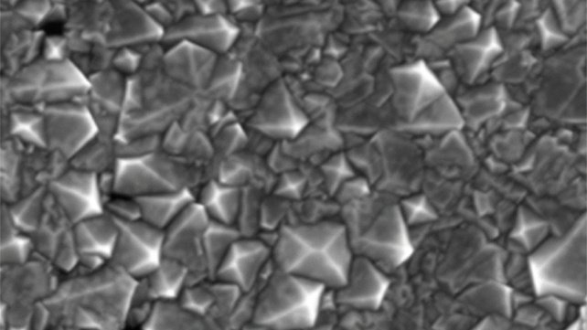 Сканирующая электронная микрофотография алмазной пленки, выращенной в жидком металле