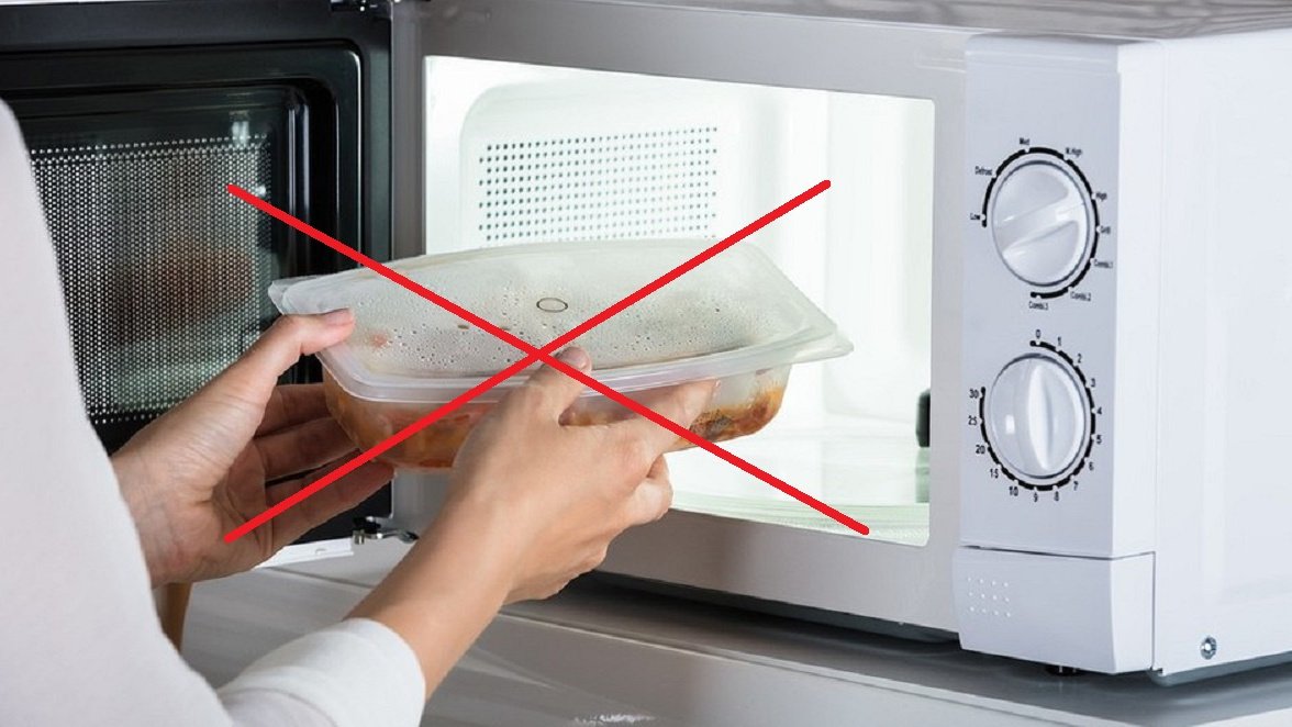 Можно ли разогревать в микроволновке в пластиковой. Греть еду в закрытой Таре в микроволновке. Какую посуду нельзя греть в микроволновке. В микроволновку еду грейте под крышкой. Почему нельзя пользоваться микроволновкой.