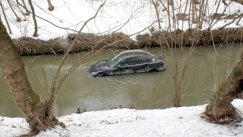 На западе Москвы автомобиль упал в реку Сетунь