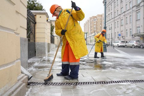 Промывка улиц Москвы с шампунем