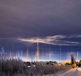 Световые столбы появились в небе над Архангельском из-за мороза