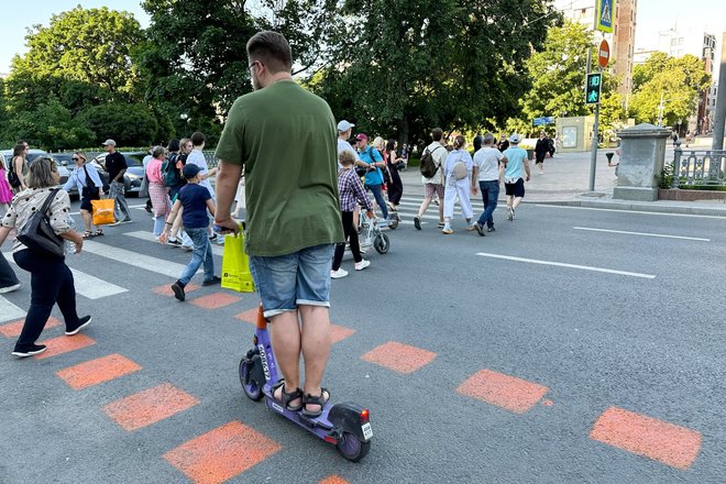 Самокат на велодорожке