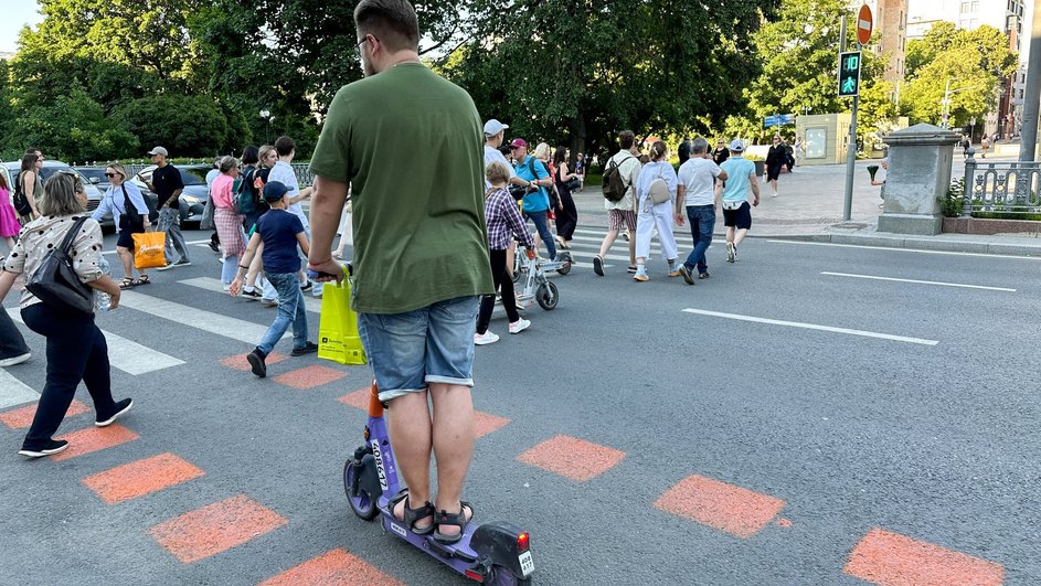 Самокат на велодорожке