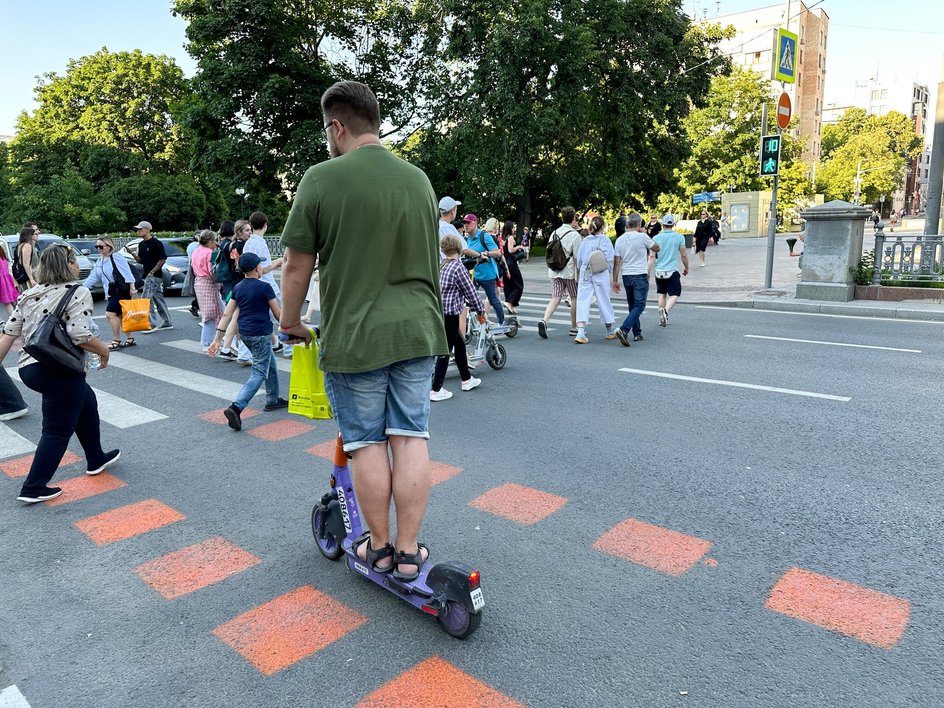 Самокат на велодорожке