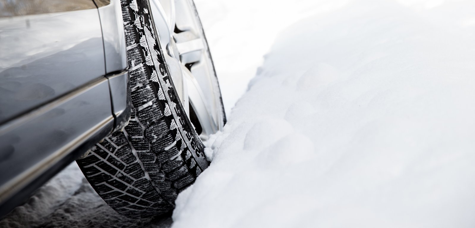 Машина буксует. Зима дорога машина шины шипованные. Когда менять резину на зимнюю. Когда менять шины на зимние.